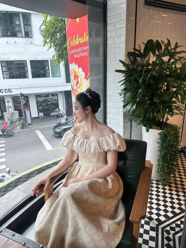 Cụ thể, trong kỳ thi THPT năm 2013, Angela Phương Trinh vẫn rất thản nhiên đi uống cà phê,