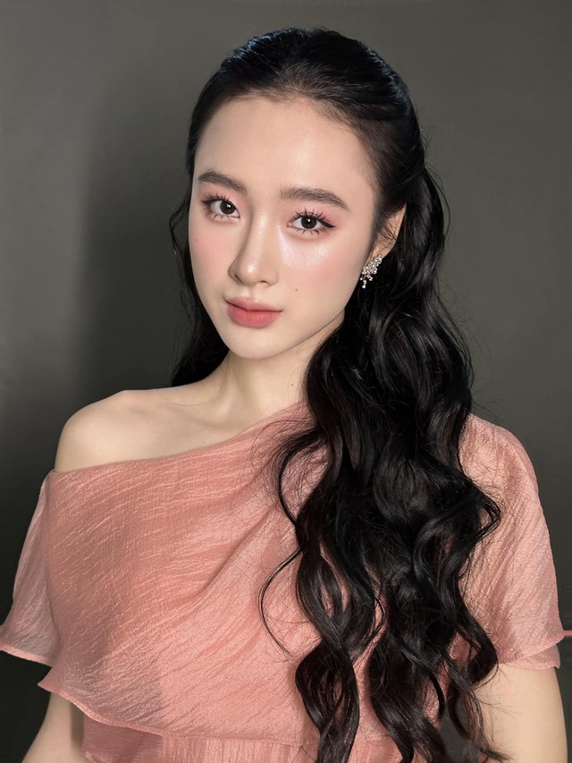 Năm học lớp 7 và 8, Angela Phương Trinh đã có điểm số trung bình khá ổn. Nhưng đến năm lớp 9, mọi chuyện lại thay đổi theo một chiều hướng tiêu cực. Cô phải nghỉ học rất nhiều và cho đến học kỳ II thì đã quyết định… rời trường. Nhưng theo các khẳng định của những thầy cô giáo, học bạ của cô vẫn chưa được chuyển đi thì chắc chắn Angela không thể nào nhập học ở bất cứ trường mới nào.