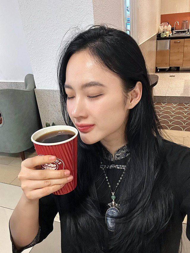 Sau những scandal về tình tiền hay đại gia cùng lối sống thoáng, thời gian trở lại đây, Angela Phương Trinh bình thản với tất cả. Cô không còn xuất hiện ở showbiz và tập trung vào việc ăn chay rồi lên chùa. Thời trang của Angela Phương Trinh cũng thay đổi chóng mặt. Người đẹp xuất hiện với những bộ cánh giản dị, kín đáo