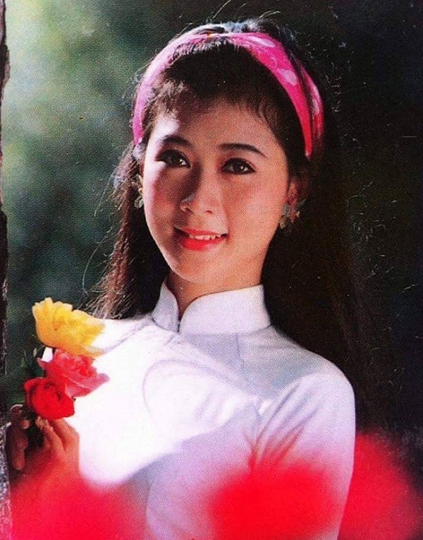 Diễm Hương tên thật là Ngô Hoàng Diệu Hương, sinh năm 1970, từng tốt nghiệp lớp Diễn viên khóa 1 Trường Điện ảnh Việt Nam (nay là Đại học Sân khấu Điện ảnh TP.HCM). Từ những bộ phim đầu tiên “Con gái ông Thứ trưởng”, “Tình xa”, Diễm Hương đã để lại ấn tượng với các nhà làm phim bởi gương mặt đẹp trong sáng, dịu dàng.