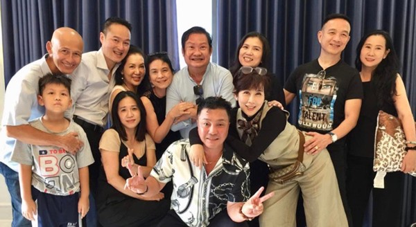 Diễm Hương về nước, hội ngộ với Lý Hùng và hàng loại bạn học cùng lớp Diễn viên khóa 1 Trường Điện ảnh Việt Nam như: Võ Thế Vỹ, Cao Việt Hưng, Đạt Phi, Mộng Vân... Cho đến nay, đây vẫn là lần hiếm hoi Diễm Hương về nước, xuất hiện trước bạn bè, đồng nghiệp một thời. Dù vẫn còn đam mê nghệ thuật, nhưng Diễm Hương chưa từng có ý định trở lại màn ảnh, chỉ muốn sống đời bình yên, kín tiếng bên tổ ấm.