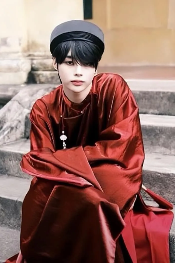 Hanbin khoe ảnh diện áo dài với fan quốc tế, dịp Tết 2024. Anh hiện có 736.000 người theo dõi trên Twitter.