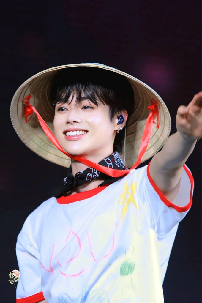 Nhóm Tempest hát Chiếc khăn gió ấm trong concert.