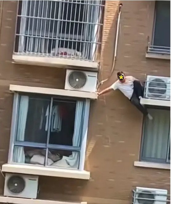 Cố tìm cách thoát thân nhưng không thể. Ảnh: Sohu