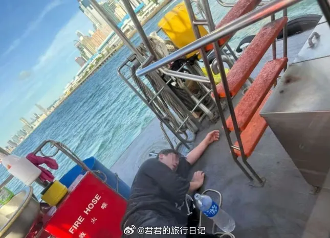 Nam ca sĩ Khương Đào rơi xuống biển - 1