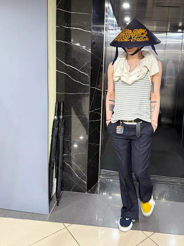 1750815718-g1-4739-9363-widthheight-1 Chiếc nón lá rồng vàng được G-Dragon yêu thích.