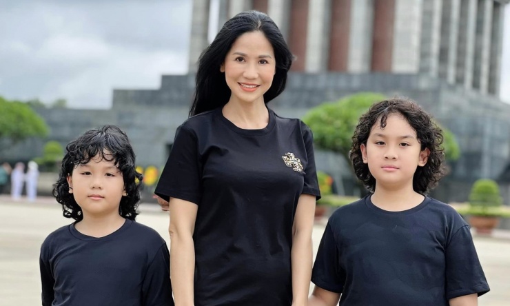 Và 2 cậu con trai.