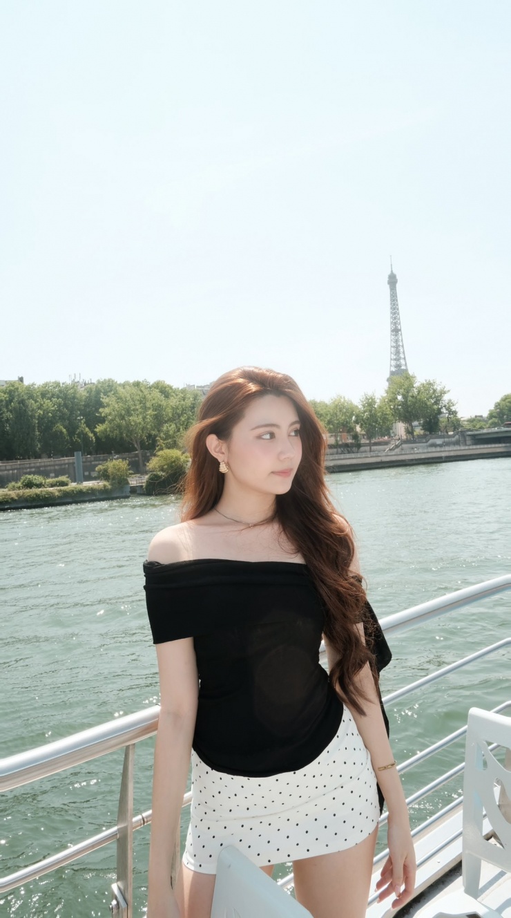 Soi 1 chi tiết trong ảnh đi Pháp của MC Quyền Linh và 2 con gái, mới thấy quan điểm dạy con của nghệ sĩ này nhất quán thế nào! - 2