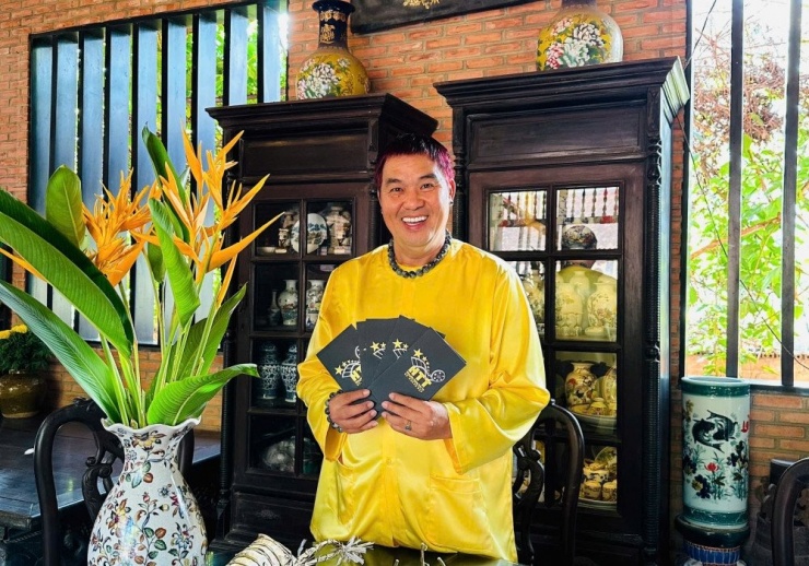 1750902208-batch-z1-6f810fbe17d41f3ffb672becd660d645-width1000height700 Toàn bộ nội thất trong căn nhà này, từ sập, tủ, giường, bàn ghế cũng như các bình hoa, lư hương, tượng Phật… đều là đồ cổ được nam nghệ sĩ sưu tầm từ Nam chí Bắc trong nhiều năm liền với trị giá vài chục tỷ đồng.