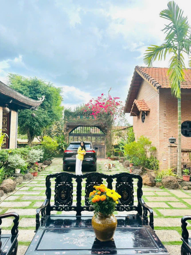 1750902211-hm9-width861height1148 Căn biệt thự cổ này được Hoàng Mập xây dựng tâm huyết suốt 3 năm trời, là công sức của đại gia đình anh, tự tay trồng từ cành cây ngọn cỏ.