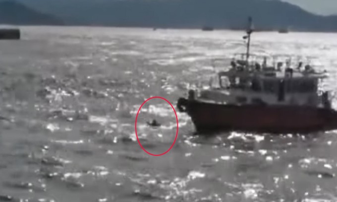 Tàu cứu hộ tiếp cận vị trí Khương Đào gặp nạn. Ảnh: HK01