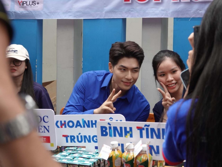 Anh vui vẻ giao lưu với mọi người.