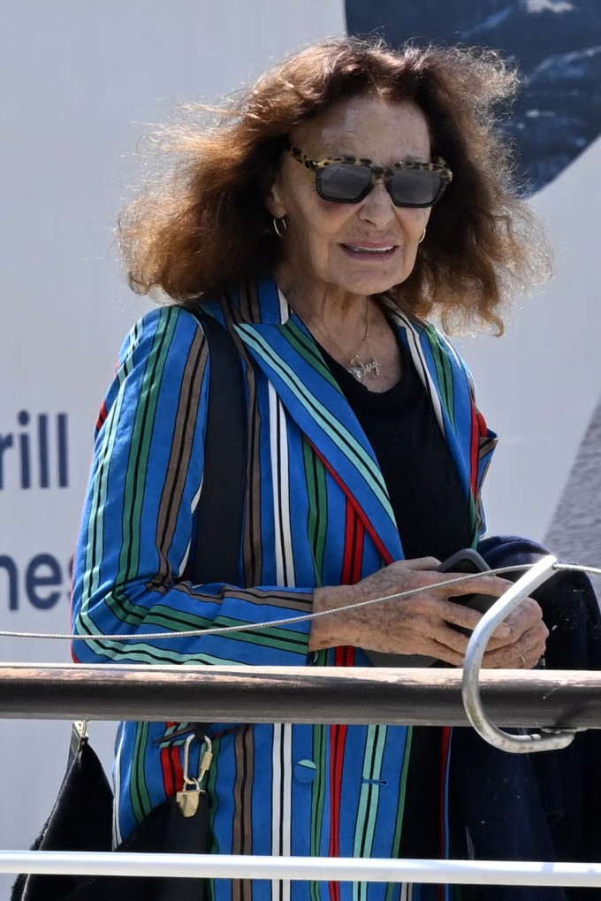 1750919763-cuoi5-0003-8477-1250-width680height1019 Nhà thiết kế thời trang Diane Von Furstenberg đã có mặt ở Venice để dự đám cưới vào cuối tuần này. Ảnh: AFP