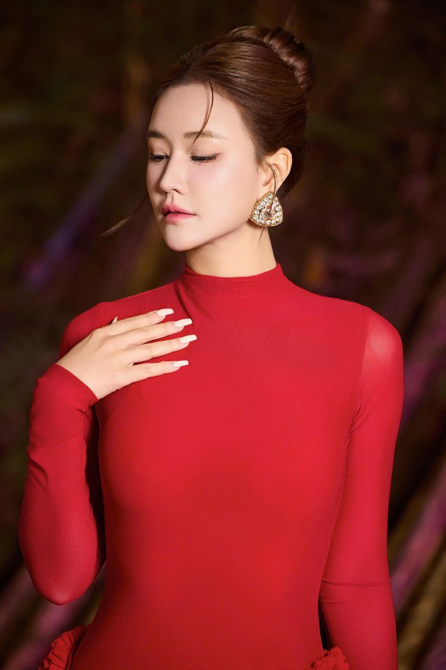 Tuy nhiên cô lại không có hit đình đám mà thành công hơn ở lĩnh vực diễn xuất khi tham gia phim: Cô dâu đại chiến 2, Sài Gòn anh yêu em và đặc biệt là vai diễn Trà My trong