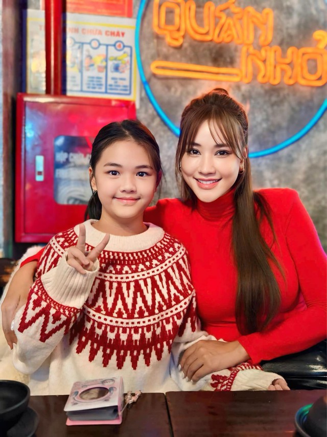 Thời điểm đó, khi được hỏi về cha của con gái, nữ ca sĩ tuổi Thìn khẳng định, hiện tại cả hai có quan hệ đúng mực với vai trò là bố và mẹ của Bồ Câu. Bạn trai cũ luôn hoàn thành đầy đủ trách nhiệm cho con chung của hai người. Cô không muốn nhắc lại quá khứ bởi đó là những chuyện đã qua.