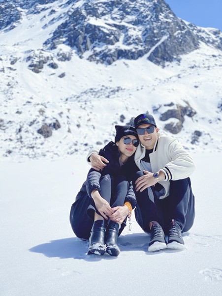 Qua động thái lần này, có thể thấy hiện vợ chồng Công Vinh và Thủy Tiên đang tận hưởng hạnh phúc, có khác là cả hai kín tiếng hơn so với trước đây. (Ảnh FBNV).