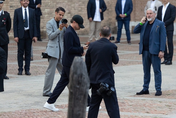 Tài tử Leonardo DiCaprio, 51 tuổi, trên đường đến nơi tổ chức tiệc trước lễ cưới. Ảnh: NY Post