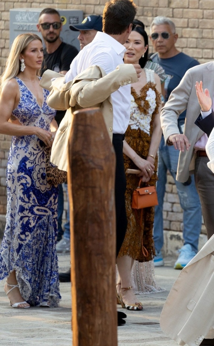 Siêu sao bóng bầu dục Tom Brady, 48 tuổi, đứng xoay lưng để trò chuyện ca sĩ Ellie Goulding, 39 tuổi (trái), và khách mời khác. Ảnh: NY Post