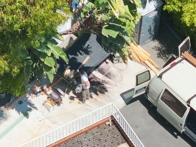 Thợ sửa chữa được gọi đến sau khi nhà bị mất trộm. Ảnh: TMZ.