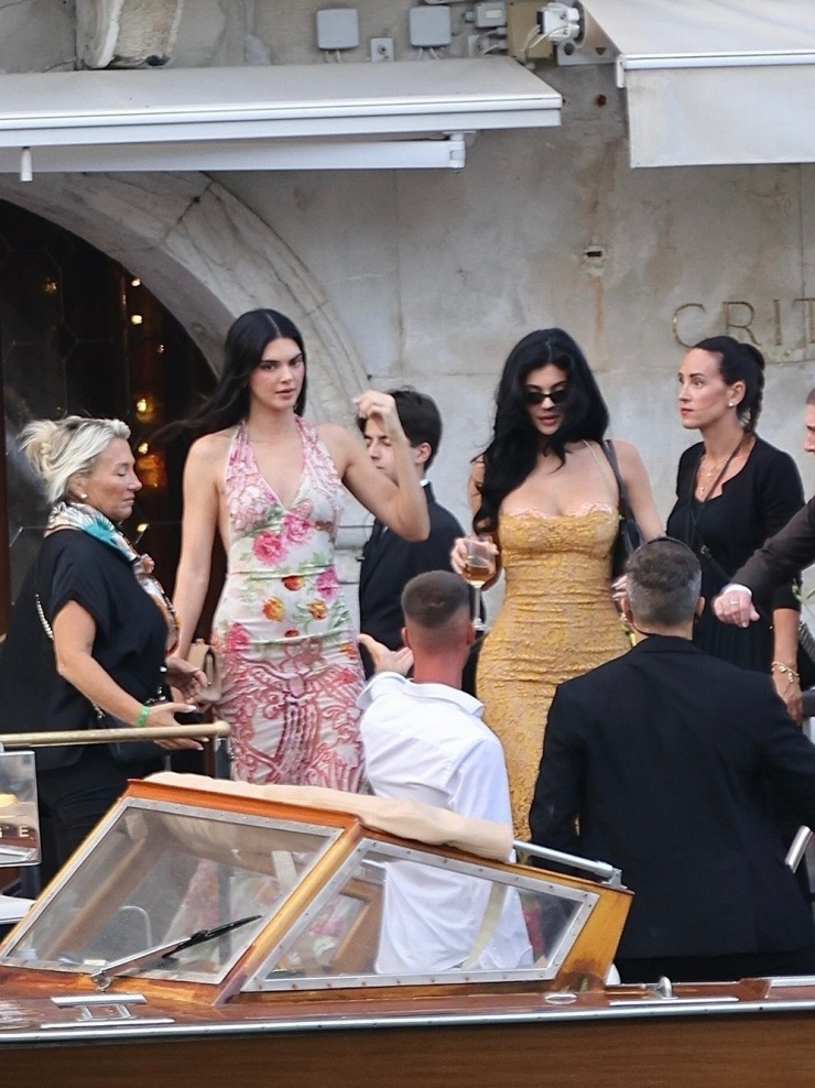 Hai chị em cùng mẹ khác cha của Kim Kardashian - siêu mẫu Kendall Jenner (thứ hai, trái qua), 30 tuổi, và doanh nhân Kylie Jenner, 28 tuổi - cũng góp mặt. Ảnh: Backgrid