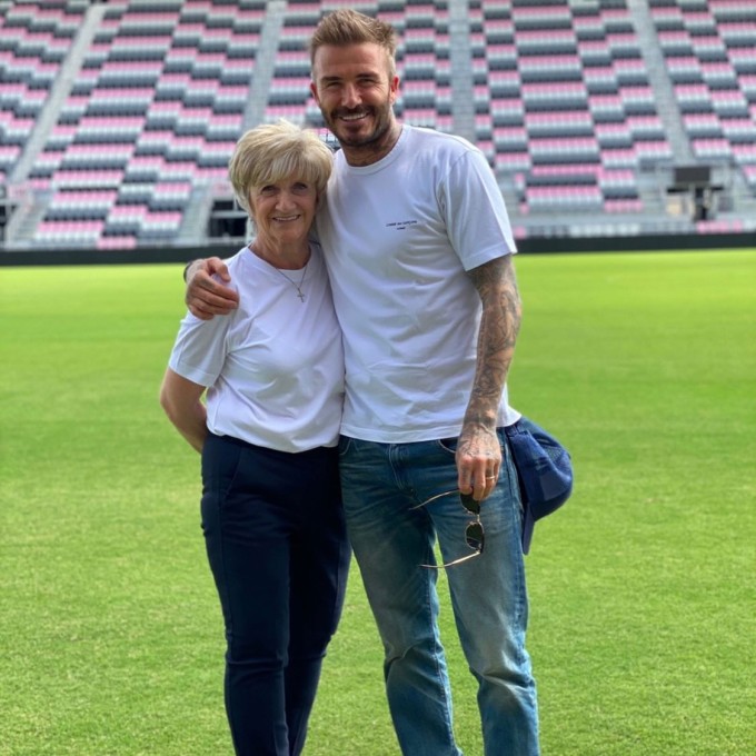 Becks đăng ảnh mừng sinh nhật mẹ hôm 26/6. Ảnh: Instagram David Beckham