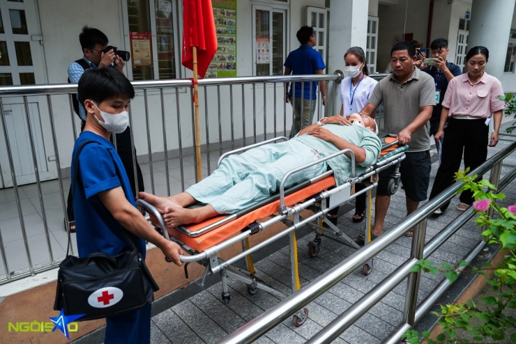 Thí sinh nằm trên cáng để làm bài thi tốt nghiệp THPT Quốc Gia - 2