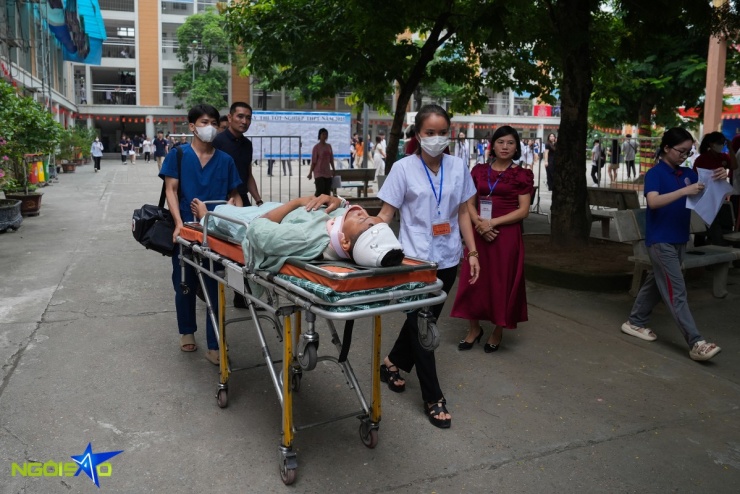 Thí sinh nằm trên cáng để làm bài thi tốt nghiệp THPT Quốc Gia - 3