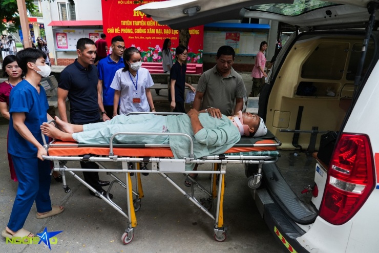 Thí sinh nằm trên cáng để làm bài thi tốt nghiệp THPT Quốc Gia - 4