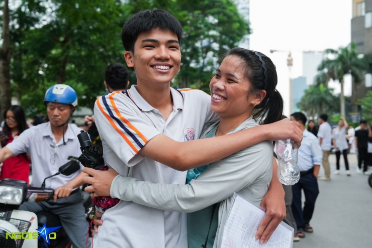 Thí sinh nằm trên cáng để làm bài thi tốt nghiệp THPT Quốc Gia - 5