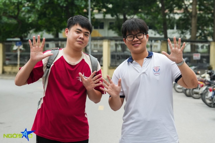 Thí sinh nằm trên cáng để làm bài thi tốt nghiệp THPT Quốc Gia - 8