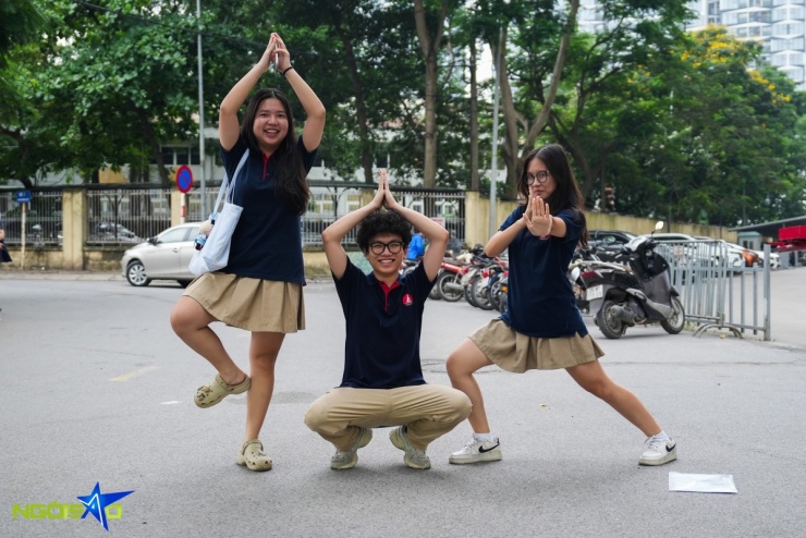 Thí sinh nằm trên cáng để làm bài thi tốt nghiệp THPT Quốc Gia - 9