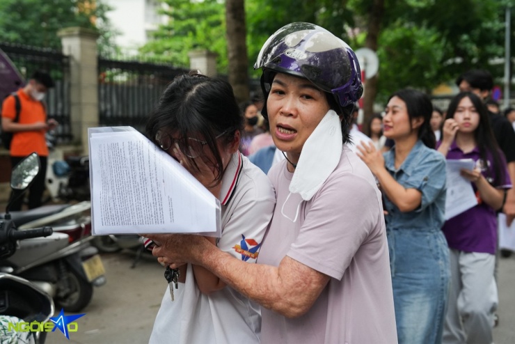 Thí sinh nằm trên cáng để làm bài thi tốt nghiệp THPT Quốc Gia - 10