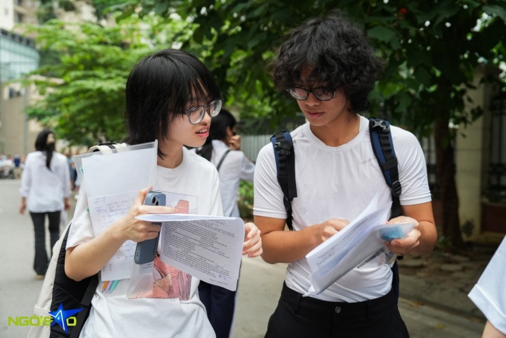 Thí sinh nằm trên cáng để làm bài thi tốt nghiệp THPT Quốc Gia - 11