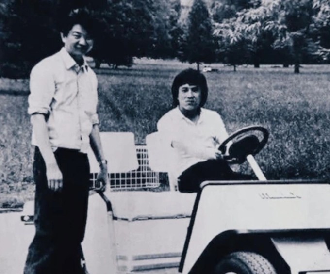 Ông Thái Lan (trái) từng cùng Thành Long sống ở nhiều nơi trên thế giới để làm phim. Ảnh: HK01