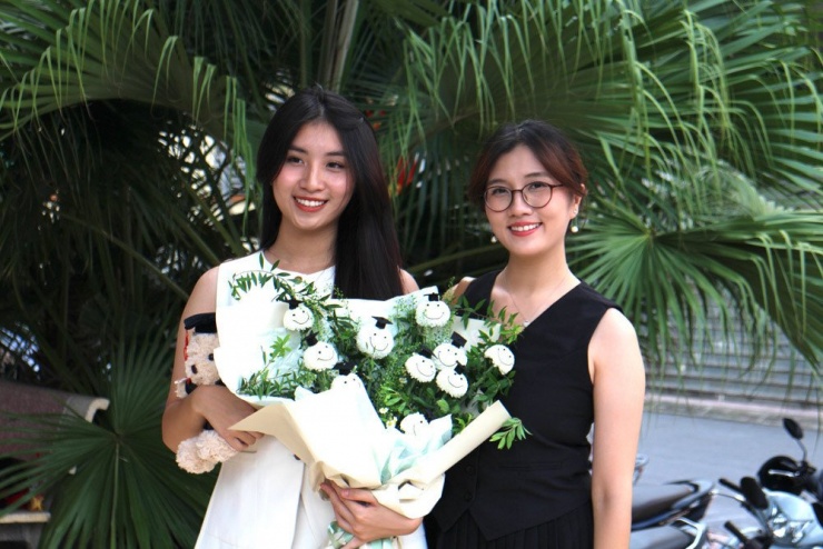 Chị gái của Quỳnh Anh (váy đen) có 2 bằng thạc sĩ 