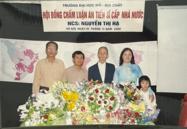 Mẹ Quỳnh Anh nhận học vị tiến sĩ vào năm 2006