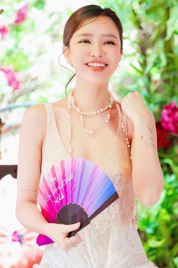 1751081522-em-xinh-say-hi-bich-phuong-175-4340-1185-0755-width680height1019 Bích Phương hào sảng và vui tính tại chương trình.