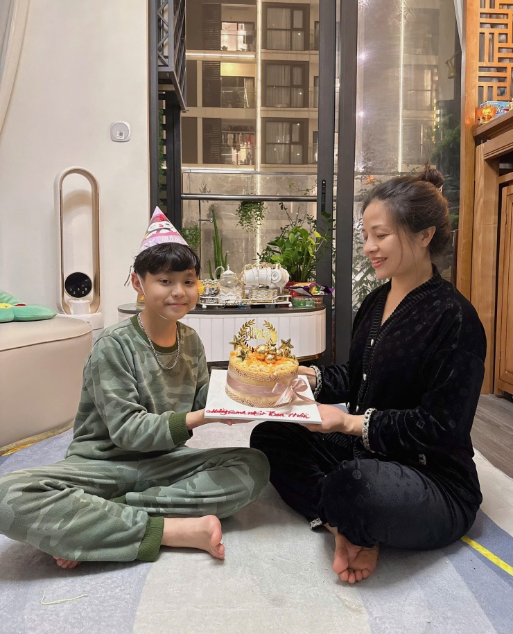 Sau biến cố, chị Trang đưa con trai xuống Hà Nội để thay đổi môi trường sống và học tập