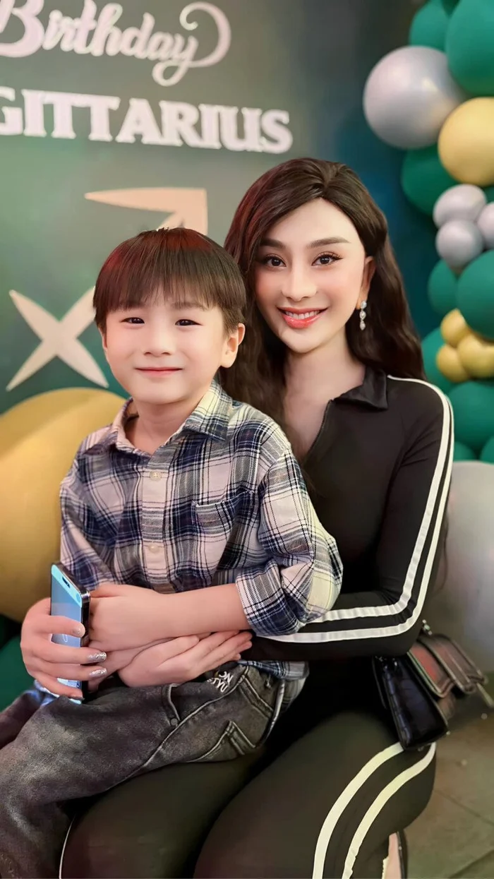 Lâm Khánh Chi và con trai.