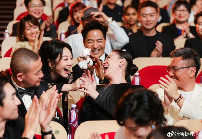 Các nghệ sĩ chúc mừng Tống Giai, càng làm nổi bật sự nhỏ nhen, hành xử kém phóng khoáng của Lưu Diệc Phi.