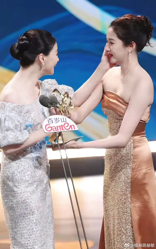 Quan Hiểu Đồng đóng vai con dâu của Tưởng Hân trong Người trong hẻm nhỏ. Khi đàn chị giành chiến thắng cô đã xúc động đến bật khóc.