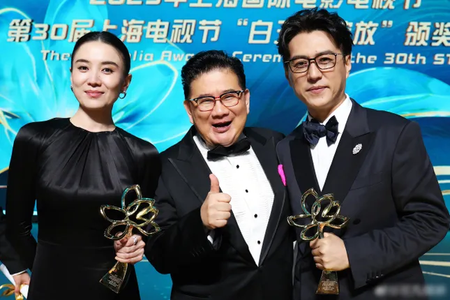 Tống Giai và Cận Đông là Thị hậu và Thị đế của giải Bạch Ngọc Lan 2025. Họ chụp ảnh lưu niệm cùng MC kỳ cựu Khả Phàm.