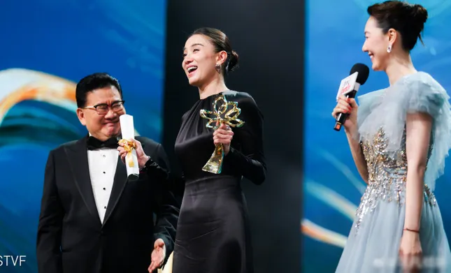 Tống Giai giành chiến thắng thuyết phục. Bộ phim Khi hoa rừng nở rộ có điểm Douban lên tới 9,6/10, lập kỷ lục trong nhiều năm qua.