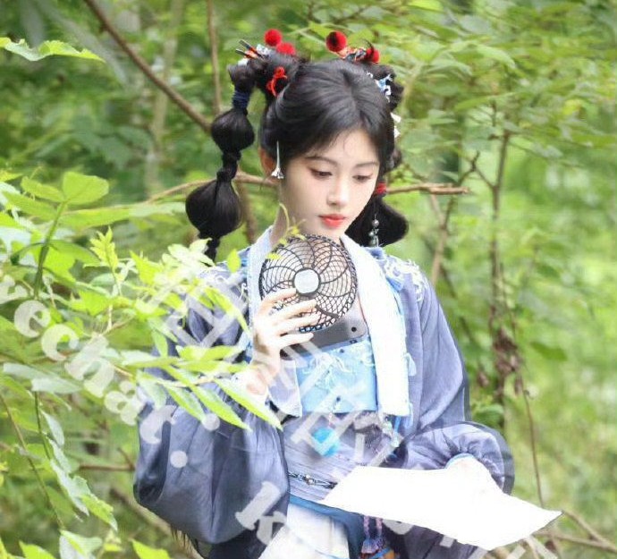 Tạo hình xinh đẹp của Cúc Tịnh Y trong phim