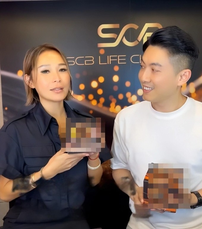 1751250889-1-jpeg-4176-4605-5554-width680height769 Trần Tuệ Linh livestream bán hàng. Ảnh: Weibo