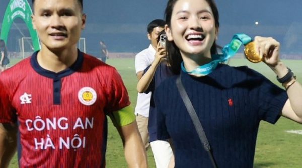 Quang Hải ôm hôn, nắm tay vợ chạy trên sân mừng vô địch Cup Quốc gia 1751254707 467 thumbnail width740height495 anh cat 3 2 auto cropjpg