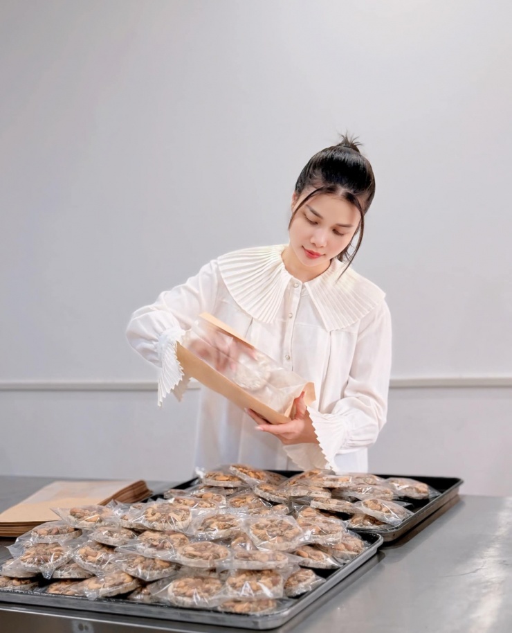 Nhan sắc vợ sắp cưới của HLV Văn Sỹ Sơn - 5