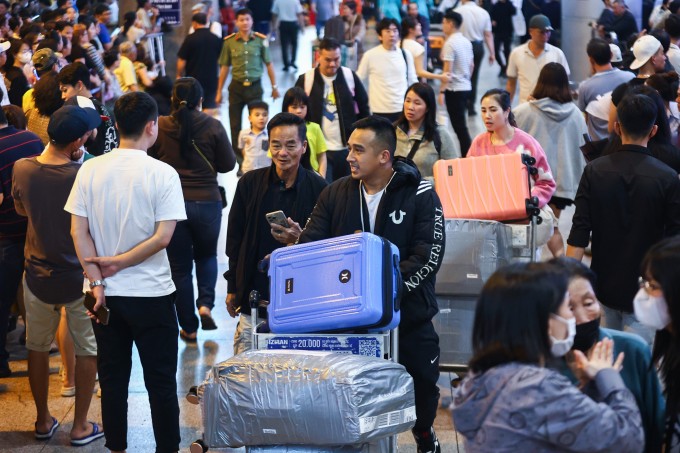 Người thân đón Việt kiều về nước ăn Tết tại ga quốc tế sân bay Tân Sơn Nhất, TP HCM, tháng 1/2025. Ảnh: Quỳnh Trần