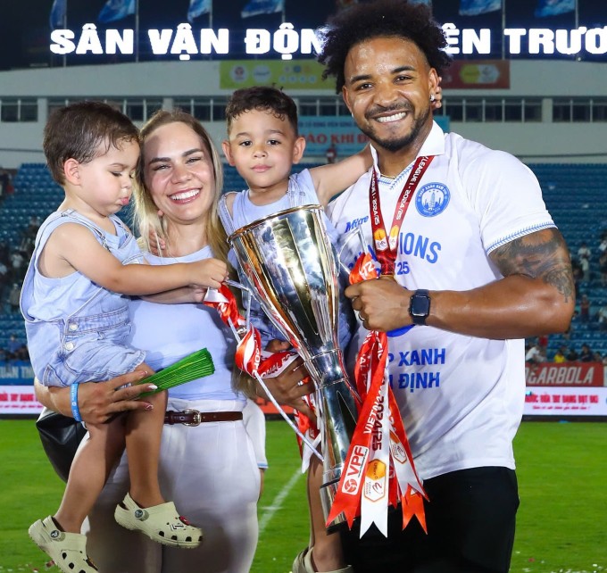 1751345892-215-66389-27-2806-4337-3679-width680height642 Xuân Son cùng vợ và hai con trai chụp ảnh trong lễ đăng quang V-League 2024-2025 của CLB Nam Định trên SVĐ Thiên Trường hôm 22/6. Ảnh: Facebook Nguyễn Xuân Son