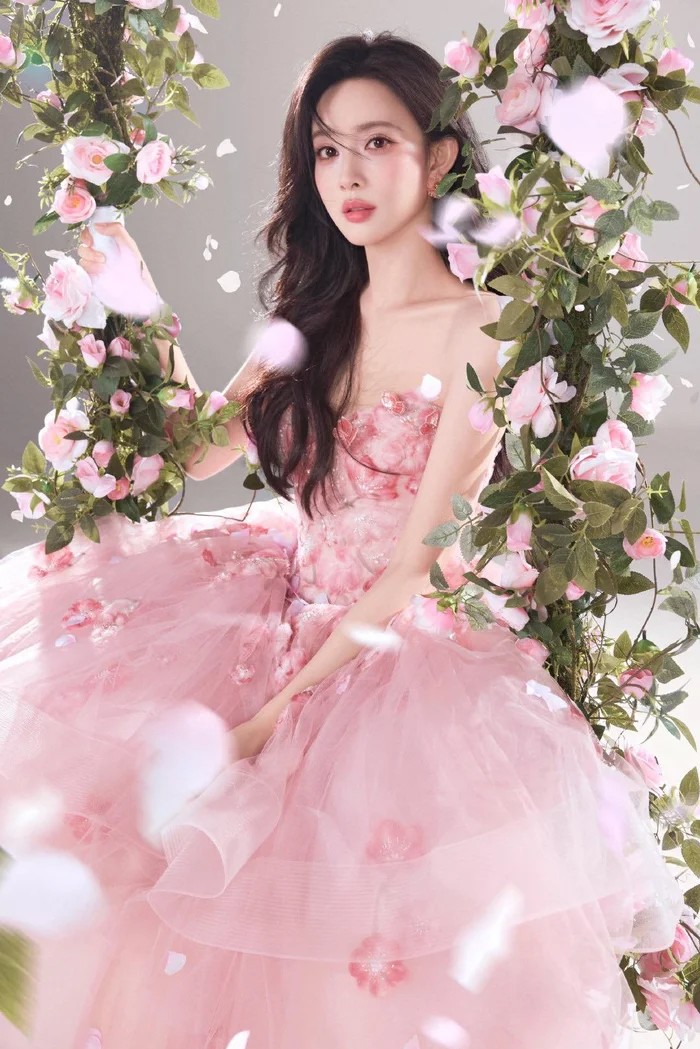 Mỹ nữ được đàn ông khao khát nhất 2025: Hứng